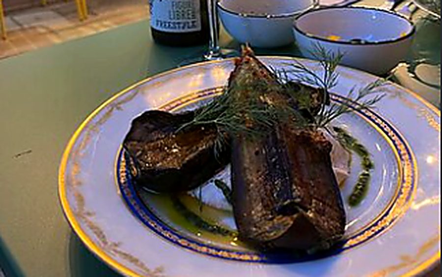 Une assiette servie en terrasse