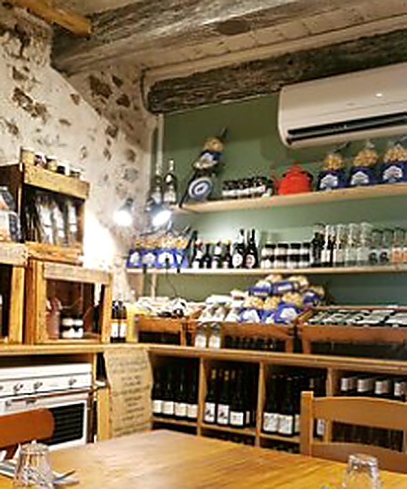 Les étagères de l'épicerie : bouteilles et produits